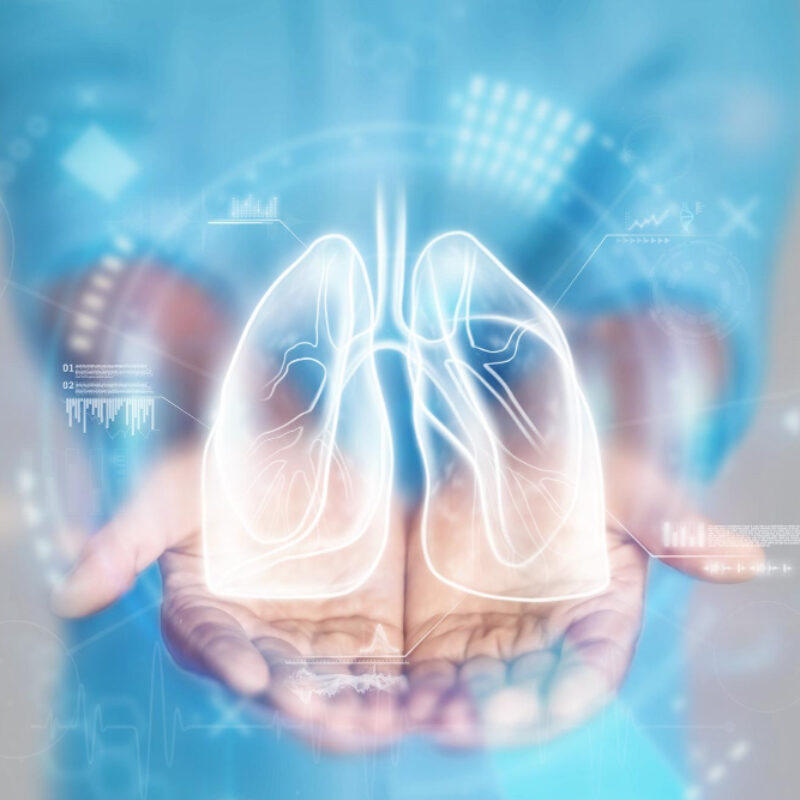 medizinisches-konzept-arzt-haende-in-einem-blauen-mantel-nahaufnahme-lunge-ultraschall-roentgen-hologramm-medizinische-versorgung-anatomie-arzttermin-coronavirus-behandlung-gemischte-medien
